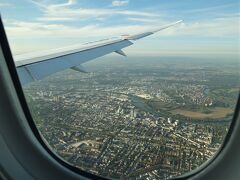間もなくフランクフルト空港に到着です。
フランクフルトの街を機上から。
ライン川がゆったりと流れているのが見えます。