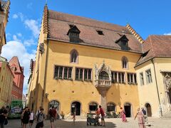 Altes Rathaus（旧市庁舎）

13世紀に建てられた旧市庁舎。2階部分が「Reichssaal（帝国議会ホール）」になります。1663年から1806年まで、ここで神聖ローマ帝国議会が開かれていたのです。地下には当時使用された拷問室や牢があります。

現在この建物にはツーリストインフォも入っています。