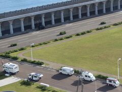 北防波堤ドーム公園には、キャンピングカーが数台停まっていて・・
自由に旅行を満喫されている方々が、おられるようです(^_-)-☆
道理で野生のシカさん達も、人慣れしていたなぁーと思いました。