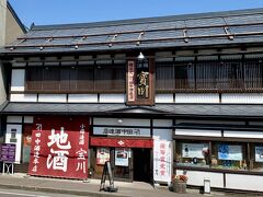 運河を南に戻りながら、ちょっと西に行った所に、田中酒造本店がありました。

1927年に建てられた建物で小樽市の歴史的建造物に指定されていて、昭和初期当時に復元された店内には古い看板や帳簿などが展示されていて、昔の造り酒屋の雰囲気のようでした。
