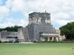 　ジャガーの神殿（Templo del Jaguar）
左奥に見えるのが球戯場です