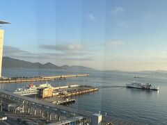 おはようございます！快晴です＼(^o^)／
ホテルの部屋には2方向に窓あり。こちらの窓からは小豆島などへ向かうフェリーが見えます。