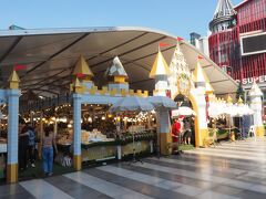 セントラルワールド前の広場では催事が行われていて、屋台が並んでいました。