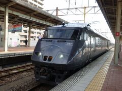 　佐賀駅８時０１分発、リレーかもめ５号・武雄温泉行きが入線します。
　新幹線開業前は885系の脇役的な存在だった、787系電車です。８両編成の輸送力を生かし、リレーかもめでは主役が交代しました。
