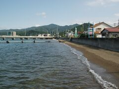 ●JR/若狭本郷駅界隈

これは、満ちているのか…引いているのか…。
道路と波打ち際が近すぎますね。