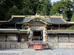 唐門の奥が御本社
東照宮の中心社で祭典を執り行う場所で本殿に祭神の東昭大権現を祀っています。

