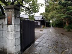 平屋の民家ぐらいの高さの源正寺