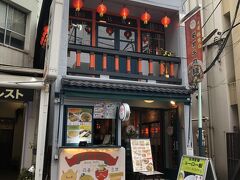 こちらは台湾飯のお店。外観もかわいいし気になります。

それにしても台湾のお店は激増ですね。食べ歩き用の持ち帰り専門が多いようですが。ジーなんとかって鶏肉のデッカイ揚げ物（←興味なさ過ぎて名前覚えてない笑）を食べてる若者たち多かったわ～～