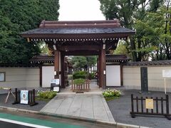 寺町通りから斜めに石畳の道が伸びる常栄寺