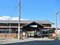 路地を行けばＪＲ和歌山線「御所駅」前に出て来ました、

近鉄とは異なる雰囲気の駅舎ですね？～、なんと創業当時の明治からの駅舎がそのまま残ってるは凄いですね！、どこか長閑で趣きの在る無人駅です。