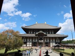 東大寺大仏殿。今回は中に入りませんので、柵の外から眺めます。