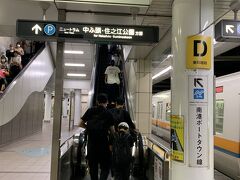 大阪メトロを乗り継ぎ、中央線コスモスクエア駅に到着。
ニュートラム線に乗り換えます。