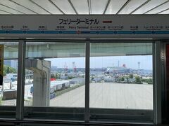 フェリーターミナル駅に到着。
たくさんのトラックが見えます。