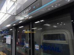 弘大入口駅から電車に乗ります。