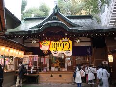 神社拝殿。
よく見かける虎の張り子はここが発祥らしい。