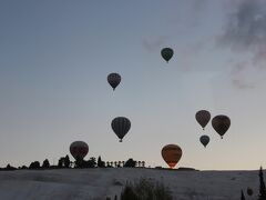 ７時、ホテルを出ます。
数年前からパムッカレでも気球が飛び始めたとのこと。

バスは昨夜のうちに戻っていました。メルセデスは修理のしやすい構造になっているとか。(ガイド氏談)