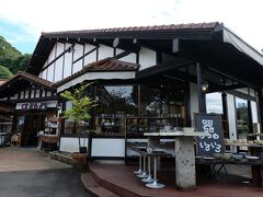 カフェもある益子焼のお店です。おしゃれな感じ