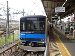 これから乗る電車。
野田線といえば昔から白地に青と水色のラインの電車、というイメージだけど、最近新車を見るようになった。