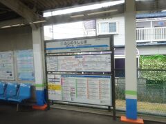 藤の牛島駅。
東武の各駅にある駅名標＋路線図＋時刻表の標準仕様。