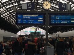 ケルンに到着。
今晩の滞在予定のアパートメントは中央駅から１駅のところにあり、
Sバーンに乗り換えます。

ケルン(ドイツ語: Köln)は、ドイツ、ノルトライン＝ヴェストファーレン州の都市。人口は約109万人で、ドイツではベルリン、ハンブルク、ミュンヘンに次いで4番目に大きな都市である。近隣のドルトムントやエッセン、デュッセルドルフと1,000万人以上が住む大都市圏ライン＝ルール大都市圏を形成している。
ケルン市街地はライン川の両岸にまたがる。市内にはケルン大聖堂 (Kölner Dom) があり、カトリック教会のケルン大司教の拠点がある。ケルン大学(Universität zu Köln) は欧州でも最古で最大の大学の1つである。

概要
ケルンは1世紀にローマのコロニアとしてウビイの領域に創建された。ゲルマニア・インフェリオルの州都として462年にフランク王国によって占領されるまで、地域の軍の司令部が置かれていた。中世、東西ヨーロッパを結ぶ重要な交易路の一つとして繁栄した。ケルンはハンザ同盟の主要なメンバーの一員で、中世やルネサンス期にはアルプス以北では最大の都市であった。

第二次世界大戦まで、ケルンは他にもフランスやまたイギリスの支配を幾度か経験している。第二次世界大戦中、ドイツの都市の中でも最も多くの空襲を受けた都市の一つでイギリス空軍（RAF）によって34,711トンの爆弾が都市に落とされた。この空襲の影響でケルンの人口は主に住民の避難によって95%減少し、市街のほとんどが破壊された。出来るだけ多くの歴史的建築物を復元することを意図して、再建の結果として非常に混じり合った独特の都市景観を呈している。
ケルンはラインラントの主要な文化の中心で、30以上の博物館と100以上の美術館を擁している。古代ローマの遺跡から、現代の絵画や彫刻など展示も幅広い。

ケルンはまた、マインツ、デュッセルドルフとともにカーニヴァルを盛大に祝う都市としても有名である。老ゲーテはケルンのカーニヴァルへの招待に応じられなかったが、陽気な詩『ケルンの仮装行列　1825年謝肉祭』（Der Cölner Mummenschanz Fastnacht 1825）を献呈している。(Wikiより）