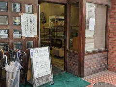 井戸のすぐ脇には、有名なパン屋さん

小松パン店