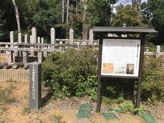 十七烈士の墓。
1864年（元治元年）禁門の変で敗れ、天王山山中で自害した隊長真木和泉守（江戸時代後期の久留米藩の攘夷派）以下十七名の眠る墓。

ここまで歩いて来た天王山バイキングコースとは打って変わって、山中のこの一角だけ整然と整備され管理されている神聖な場所だった。

禁門の変（蛤御門の変）。
長州藩と会津藩・薩摩藩の京都での権力争い。
1863年（文久3年）八月十八日の政変により京都から追放された長州藩は、会津藩主京都守護職の松平容保らの排除を目指して挙兵して、京都御所の門（禁門）を中心に戦われた。