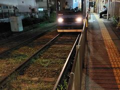 しばらく行くと都電荒川線の新庚申塚駅と交差します。
ちょうど早稲田行きの電車が来ました。