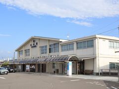 今日は良い天気に恵まれました。
チェックアウト後中村駅まで行きます。
この駅前から足摺岬行きのバスも出ています。