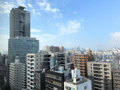 東京・日本橋浜町『KOKO HOTEL Premier 日本橋浜町』の
お部屋からの眺めの写真。

左側。

高い建物はタワマンション『トルナーレ日本橋浜町』です。
変わった造りですね。
1,2階に店舗が入っていて、リストランテ【AL PONTE
（アル・ポンテ）】やパティスリー【ISOZAKI（イソザキ）】
日本橋浜町本店、ファミレス【ガスト】日本橋浜町店 、
スーパー【ピーコックストア】トルナーレ日本橋浜町店などが
あります。