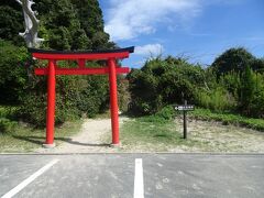 駐車場からは白濱神社の本殿、拝殿とは別に海にむって鳥居が設けられています。