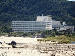 その遠方にはホテル伊豆急
伊豆急は白浜海岸を含め多くの景勝地が存在するのに何故山奥に長大なトンネルを掘ってまで海岸線に路線を延伸しなかったのでしょうか？
もし、伊豆急が海岸線に路線があったら伊東線と同じような車窓風景が期待できたはずです。
それは東急と西武との大人の醜い争いの結果なのです。
箱根山戦争の余波（伊豆戦争とも呼ばれる）により西武系の企業に現在の下田プリンスホテル付近などの海沿いの土地を押さえられてしまい、河津駅 - 伊豆急下田駅間で山側の現在の谷津トンネル経由にルートを変更しなければならなかったのです。
伊豆に関しての鉄道は既に明治時代に西武（伊豆箱根鉄道）が三島から修善寺間を開通させているので尚更だったに違いありません。
