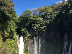 青空と、幾重にも連なる滝がとてもきれいでした。