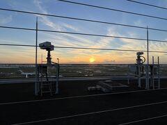 人は多いものの、なんとか空いてる所から夕陽が見れました！
第２ターミナルの展望デッキは東向きなので夕陽が見られるのは第１ターミナルだけ！