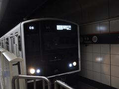 　博多駅に着いて、急いで4分接続の地下鉄に乗り換えます。　

　博多16:45　→　福岡空港16:50