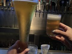 何をやって居るのでしょうかね～大汗
その後、下に降りてまたビール

Yard House Waikiki
ヤードハウスワイキキ

週末で沢山の方が待ってますが
勝手に入ってカウンターに
(空いてる席に座れば良いだけです～)

