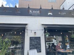 世田谷公園の近く三宿通り沿いにある「Knot 三宿」と書かれたお洒落な複合施設。こちらでランチ。





