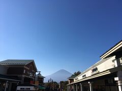 この旅行中にアウトレットの写真を撮っていなく、この写真は数年前に愛犬モモと行った時の写真です。

御殿場プレミアムアウトレットで昼食を食べ、茶目湯殿という日帰り入浴施設に寄ってのんびりしてから帰宅しました。