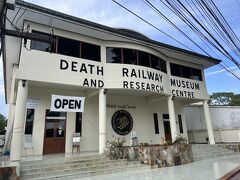 帰路はカンチャナブリまでタクシーを利用。
道路は山道ですがかなり整備されてました。
一方、列車は写真のとおり。
日本のローカル線対国道を上回る格差です。

さて、カンチャナブリには、いくつかの戦争関連の博物館があります。
そのうちの一つ、泰緬鉄道博物館を見ます。
入場券には「Thailand-Buruma Railway Centre」と書かれています。
が、建物にはこんな文字が。
ちなみに150バーツ。