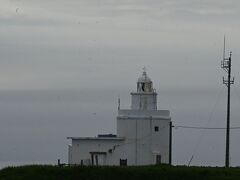 次は北海道最初の納沙布岬灯台へ。
カメラのレンズが汚れて、画像が汚いけどご了承を。