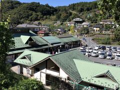 朝は気付かなかったのですが、駅に隣接して道の駅があり、平日なのに結構な人出。
登山中には、二子山雄山で1人トレランらしき人に出会いましたが、それ以外誰一人すれ違わなかったので、なぜか圧倒されました。
ここで、なめこ・しめじ・ヒラタケ・原木栽培椎茸などを購入。