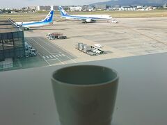 今回の旅の始まりはこちらから♪
伊丹空港　ＡＮＡラウンジにやってきました！

朝から焼酎のお湯割りで
ご機嫌な私です(≧▽≦)