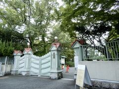 　　　　最後は【奈良女子大学正門】
　　　　言わずもがな日本に2つしかない国立女子大学の一つ
　
　　　　正門・守衛室は明治42年に建設され、国の重要文化財です


　　