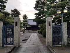 乗満寺は屋根の向拝が思いのほか前にせり出していました