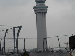 あいにくの雨ですが、羽田空港第１タヘミナルの展望デッキに行ってみました。
「ナイス・フライト」のロケは、こん辺だったのかな？
