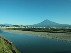 雲一つない富士山 ♪
未だ雪を頂いていないみたい。。