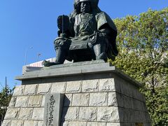 甲府では駅前の身を観光。
武田信玄公の銅像。