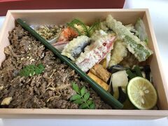 息子のお食い初めの日に大人たちで頂いたゆば泉のお弁当。
予約して夫にとってきてもらいました。
夫は牛しぐれ的なお弁当。