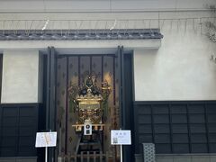 コレド室町の隣の福徳神社を目指して来ました。

御神輿を先に拝見