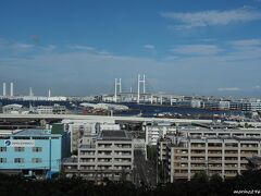 港の見える丘公園の展望台から眺めるベイブリッジ

秋晴れの暖かい日となり、絶好の散歩日和でした。