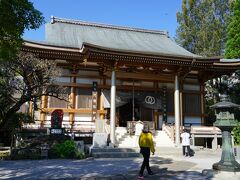 Wikipediaによると土佐神社の別当寺は、筆頭別当の神宮寺（四国八十八箇所第30番札所）と次席別当の長福寺（その後江戸時代のうちに善楽寺と名称変更される）とが担っていましたが、明治初期に廃仏毀釈により両寺とも廃寺となり、神宮寺の本尊であるとともに、土佐神社の本地仏である阿弥陀如来像と護摩堂の不動明王像と大師像を国分寺に移座、そして、いち早く復興した安楽寺（高知市洞ヶ島）がその阿弥陀如来像を引き取って四国八十八箇所第30番札所を名乗り、神宮寺は復興されませんでした。善楽寺は昭和5年（1930年）に復興し、不動明王像と大師像を国分寺から移し、こちらも四国八十八箇所第30番札所を名乗っています。その後、64年間が経て、阿弥陀如来像はそのまま安楽寺に所在し、本尊奉安霊場となり、札所は善楽寺となっています。